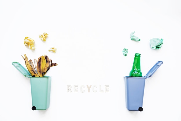 Recycling-Konzept und Mülleimer