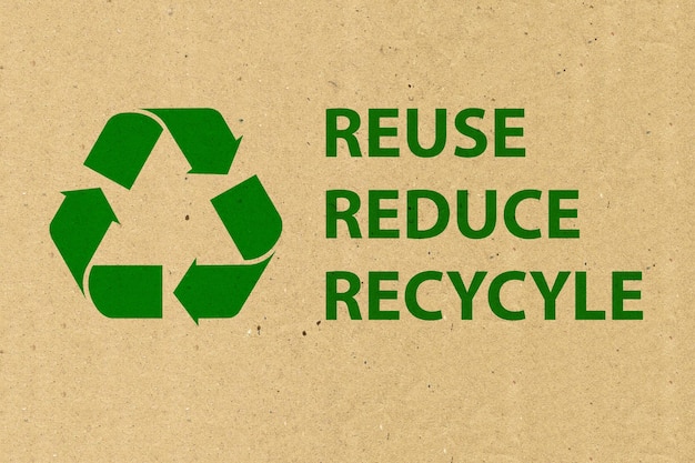 Recycling-Logo auf braunem Papier