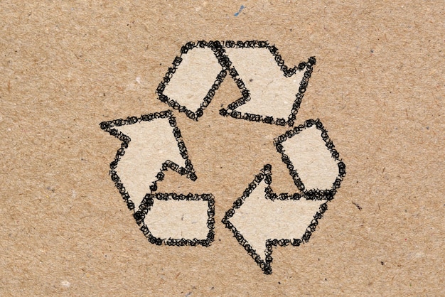 Recycling-Symbol auf braunem Kraftpapierhintergrund