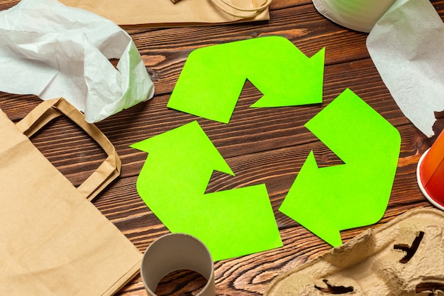 Foto recycling-symbol auf tabellenhintergrund