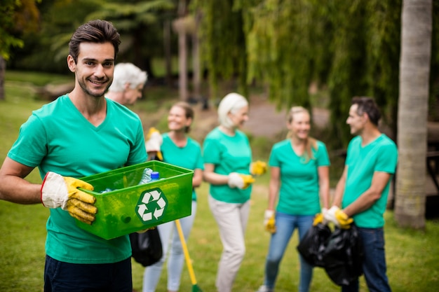 Recycling-Teammitglied steht im Park