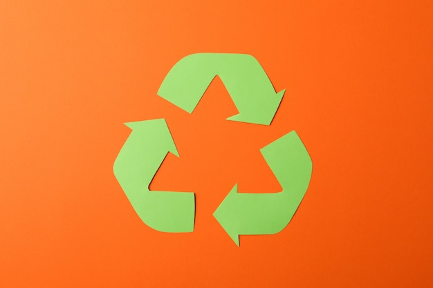 Recycling-Zeichen auf orange Hintergrund, Draufsicht