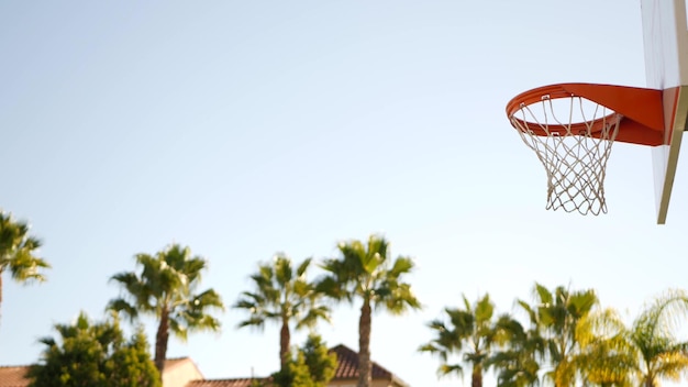 Red de aro naranja y tablero trasero para la cancha de baloncesto del juego de baloncesto al aire libre