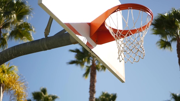 Red de aro naranja y tablero trasero para la cancha de baloncesto del juego de baloncesto al aire libre