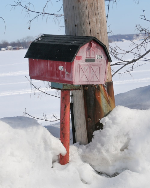 Red Barn Mailbox im Winter