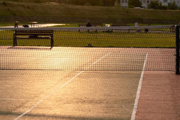 Una red blanca en una cancha de tenis