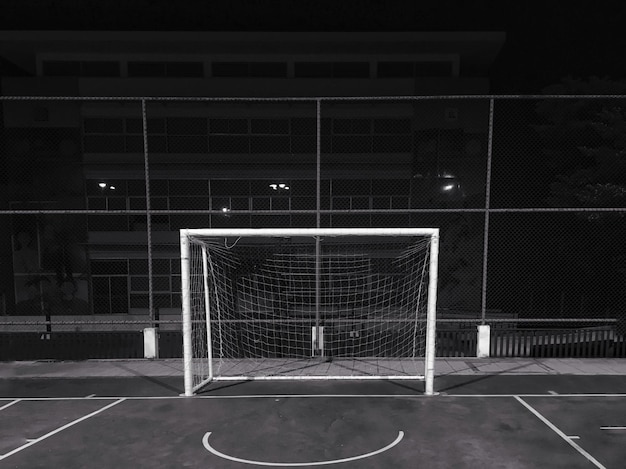 La red en el campo de fútbol por la noche