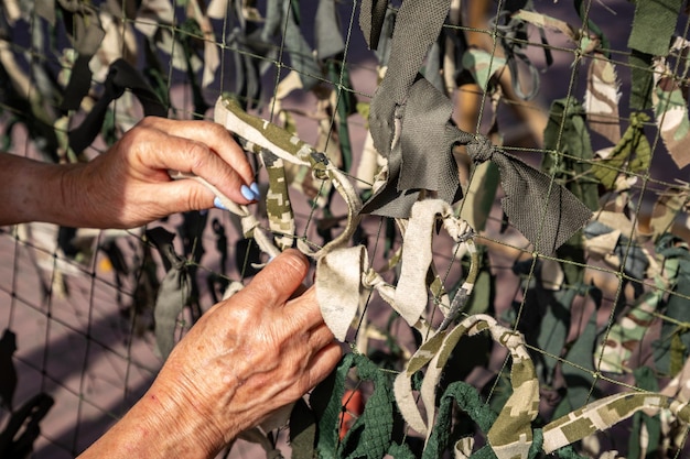 Foto red de camuflaje para la protección de equipos militares en guerra