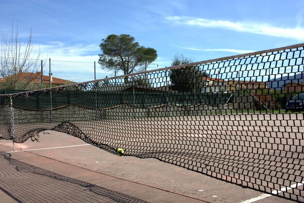 La red en la cancha de tenis contra el cielo