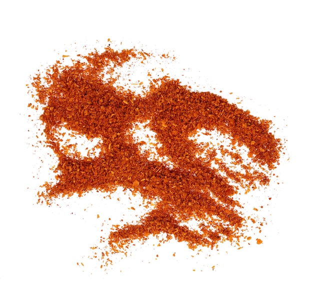 Red Chili Pepper Pulver isoliert auf weißem Hintergrund