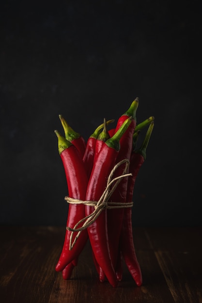 Red Chili Peppers en la pared de madera vieja.