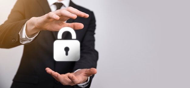 Red de ciberseguridad. Icono de candado y redes de tecnología de Internet. Empresario que protege la información personal de los datos en la interfaz virtual. Concepto de privacidad de protección de datos. RGPD. UE.