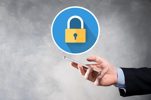 Red de ciberseguridad. Icono de candado y redes de tecnología de Internet. Empresario que protege la información personal de los datos en la tableta y la interfaz virtual. Concepto de privacidad de protección de datos. RGPD. UE.