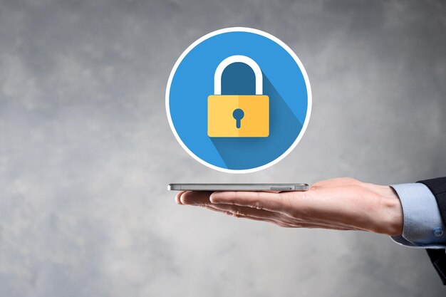 Red de ciberseguridad. Icono de candado y redes de tecnología de Internet. Empresario que protege la información personal de los datos en la tableta y la interfaz virtual. Concepto de privacidad de protección de datos. RGPD. UE.