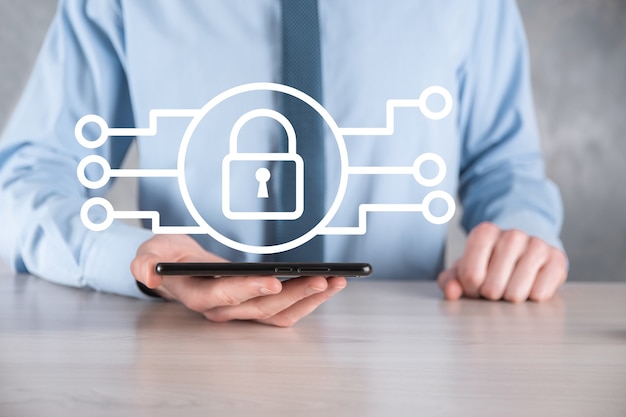 Red de ciberseguridad. Icono de candado y redes de tecnología de Internet. Empresario que protege la información personal de los datos en la tableta y la interfaz virtual. Concepto de privacidad de protección de datos. RGPD. UE.