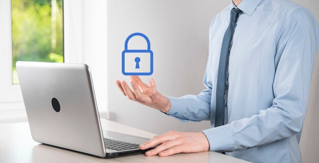 Red de ciberseguridad. Icono de candado y redes de tecnología de Internet. Empresario que protege la información personal de los datos en la tableta y la interfaz virtual. Concepto de privacidad de protección de datos. RGPD. UE.