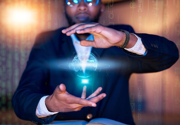 Foto red de código de holograma global y manos de hombre negro con software futurista en la oscuridad superposición virtual de base de datos internacional y análisis holográfico ux trabajan de noche con un usuario africano en la oficina