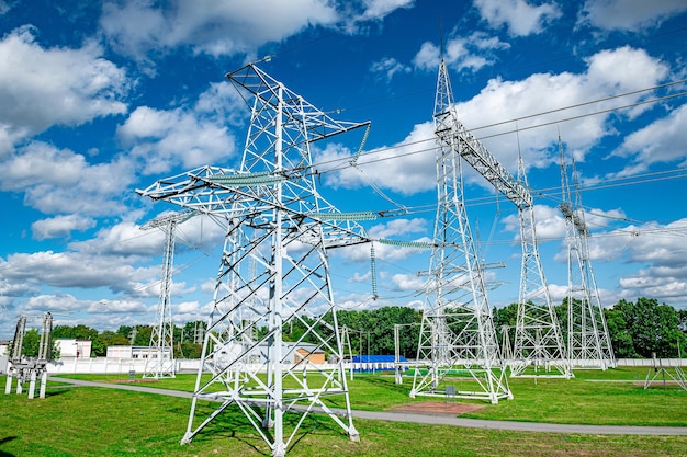 Red eléctrica de alto voltaje contra el cielo azul