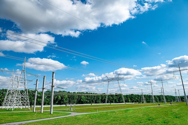 Red eléctrica de alto voltaje contra el cielo azul