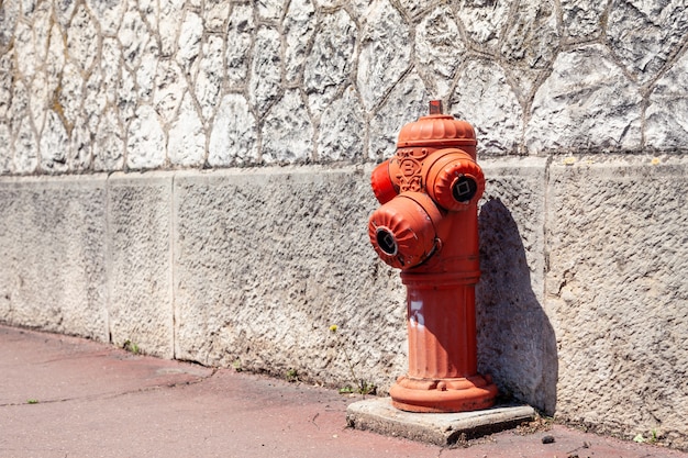 Red Fire Hydrant auf der Straße