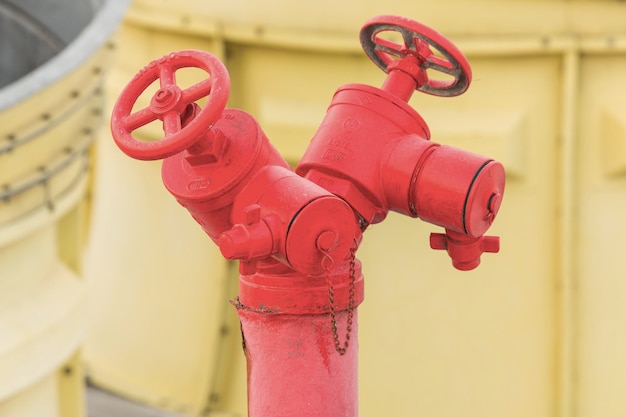 Red Fire Hydrant auf Gebäude.