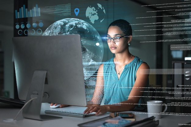 Red global de hologramas informáticos y análisis de datos de lectura de mujeres de redes o gráficos mundiales de comunicación terrestre Planeta superpuesto nocturno futurista ui hud o empleado de medios africanos trabajando horas extra