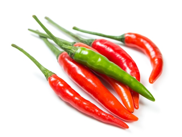 Red hot chili peppers aislado sobre fondo blanco.