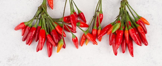 Red Hot Chili Peppers auf weißem, strukturiertem Hintergrund, Zutaten für scharfes Essen, Kopierraum