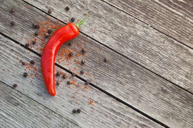 Red hot chili peppers em fundo de madeira