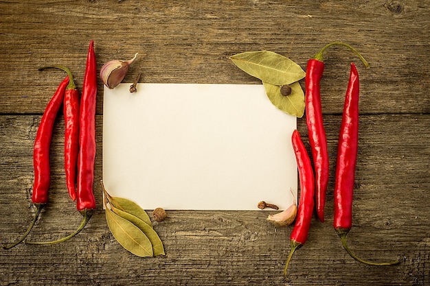 Red hot chili peppers en mesa de madera antigua con lugar para texto