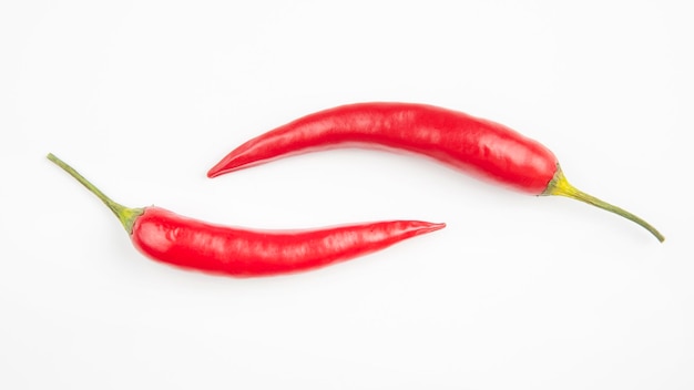 Red hot chili peppers sobre un fondo blanco. Alimento vegetal vitamínico