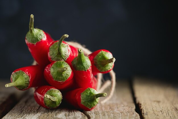 Red hot chilli peppers sobre tábuas velhas de madeira Estilo rústico