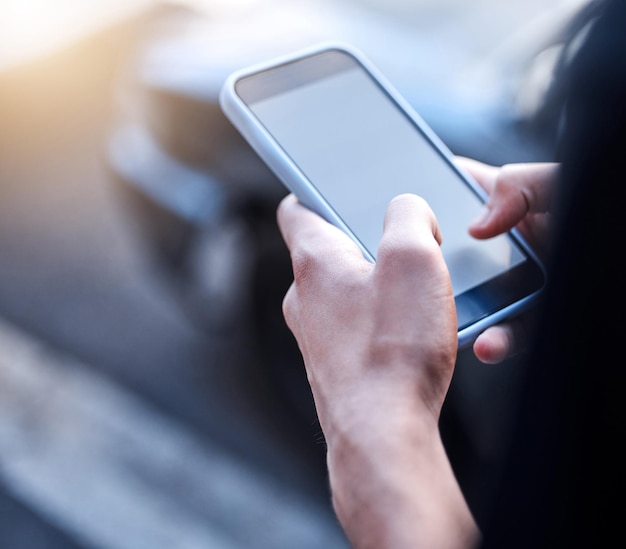 Red en línea y manos de persona con teléfono para redes sociales protesta comunidad digital y comunicación escritura de teléfono inteligente y conexión global de usuario para propaganda noticias falsas o acoso cibernético