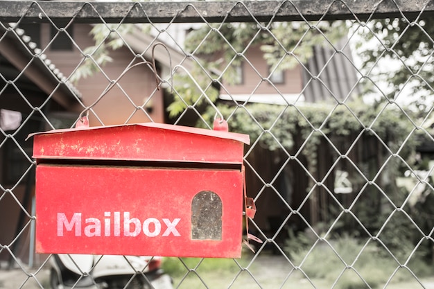 Red Mailbox Auf dem Zaun