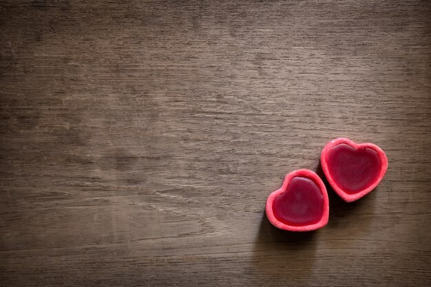 Red Paar Herzform auf leeren hölzernen Hintergrund - Liebe Symbol. Vintager Farbton