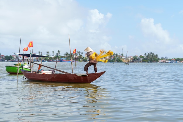 Foto red de pesca de pescadores en el barco en el pueblo de cam thanh punto de referencia y popular entre las atracciones turísticas en hoi an vietnam y los conceptos de viaje del sudeste asiático