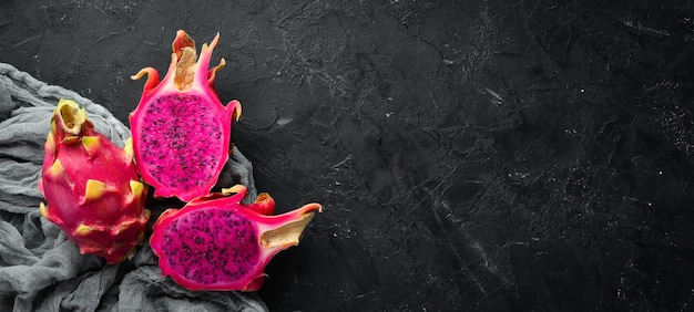 Red Pitahaya auf schwarzem Hintergrund Fruit Dragon Tropical Fruits Ansicht von oben Freier Platz für Text