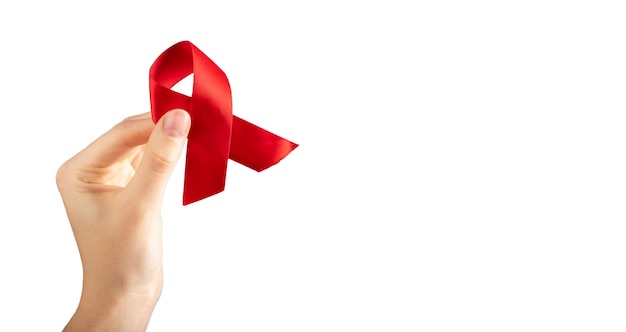 Red Ribbon Loo in der Hand isoliert auf weißem Hintergrund für den 1. Dezember Global HIV and AIDS Awareness Day