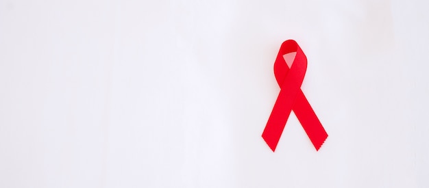 Red Ribbon zur Unterstützung von Menschen, die leben und krank sind. Gesundheits- und Safer Sex-Konzept. Dezember World Aids Day Awareness Monat