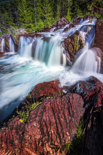 Red Rock Falls en Many Glacier, Parque Nacional Glacier