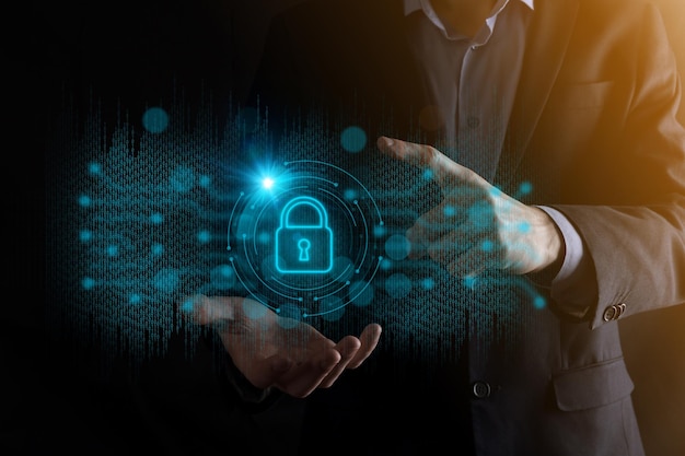 Red de seguridad cibernética Iconos de bloqueo y redes de tecnología de Internet Empresario que protege datos Información personal en tableta e interfaz virtual Concepto de privacidad de protección de datos GDPR UE
