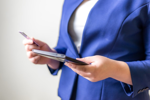 Red de tecnología y banca en línea y banca por Internet y concepto de personas en red, mujeres de negocios con computadora portátil y tarjeta de crédito con monedas en la mesa de la oficina de negocios