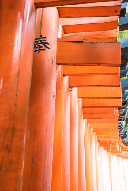 Foto red tori gate en fushimi inari shrine en kyoto, japón.