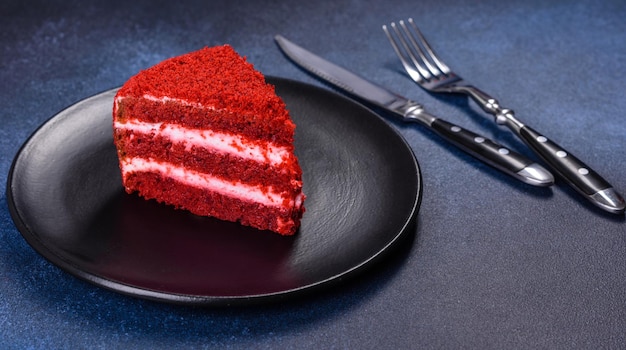 Red Velvet Cake Klassischer dreischichtiger Kuchen aus rotem Butterbiskuit mit Sahne