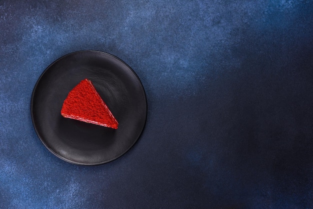 Red Velvet Cake Klassischer dreischichtiger Kuchen aus rotem Butterbiskuit mit Sahne