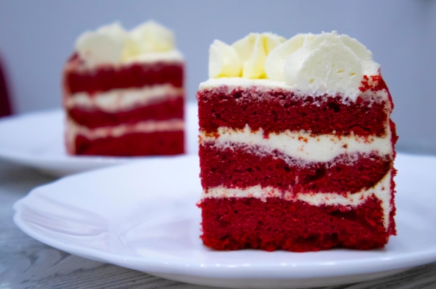 Red Velvet Cake mit Sahne zum Valentinstag Zwei Stücke Kuchen auf einem Holztisch