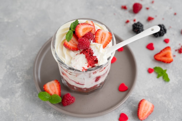 Red Velvet Cake Trifle mit frischen Beeren in einem Glas Dessert zum Valentinstag Textfreiraum