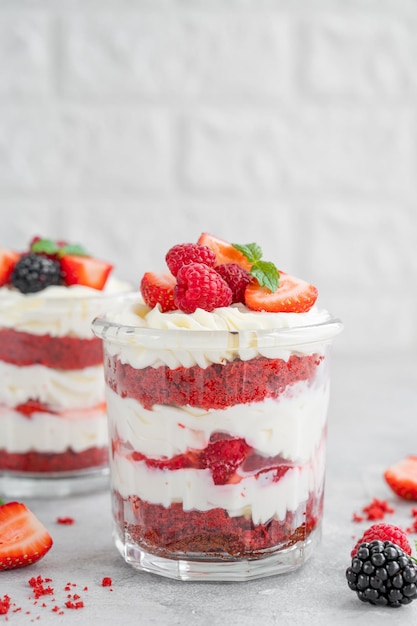 Red Velvet Cake Trifle mit frischen Beeren in einem Glas Dessert zum Valentinstag