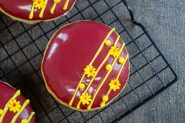 Foto red velvet donuts oder donat red velvet der geschmack ist süß und salzig in kombination mit red velvet glasur.