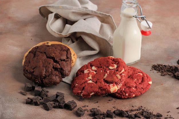 Red Velvet und White Chocolate Chip Cookies, Soft Cookie, serviert mit Milch. Amerikanische Küche